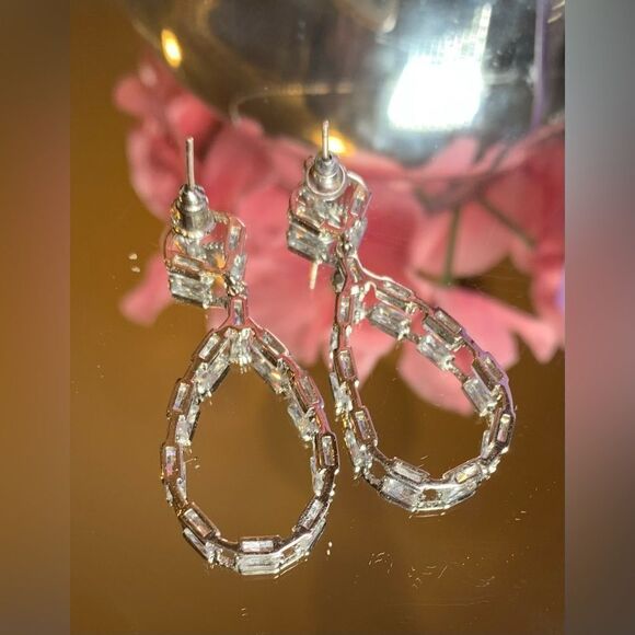 Silver costume rhinestone teardrop earrings 1.5 in long .5 in wide. - Picture 4 of 4